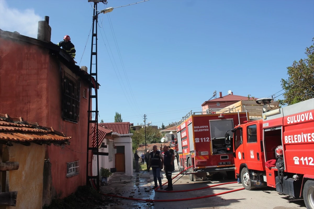 Suluova\'da bir evde çıkan yangın hasara neden oldu