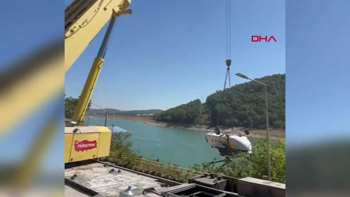 Helikopterin Enkazı Karaya Çıkarıldı