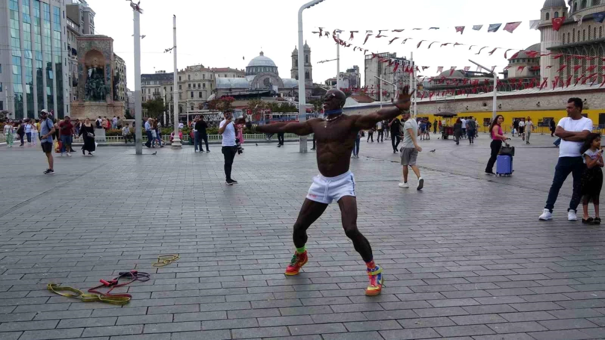 Taksim\'de Jimnastik Gösterisi Yapan Kamerunlu Sporcuya Turistlerden Yoğun İlgi