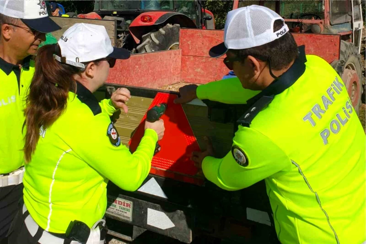 Taşköprü\'de şeker pancarı kampanyası öncesinde traktör sürücülerine reflektör dağıtıldı