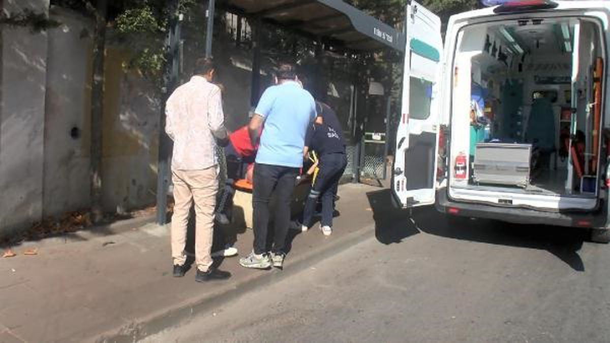Üsküdar'da İtfaiye İstasyonu Önünde Kaza: Yaya Yaralandı