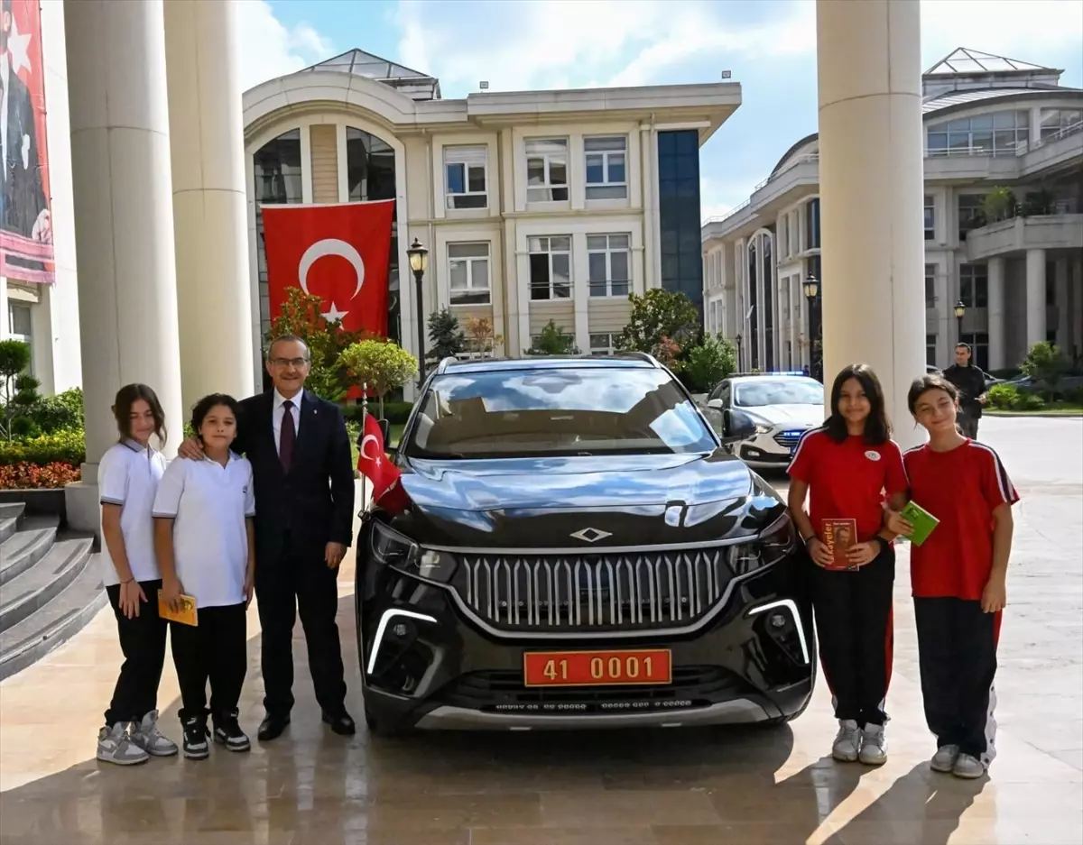 Vali Seddar Yavuz, Togg\'u merak eden öğrencileri araçla gezdirdi