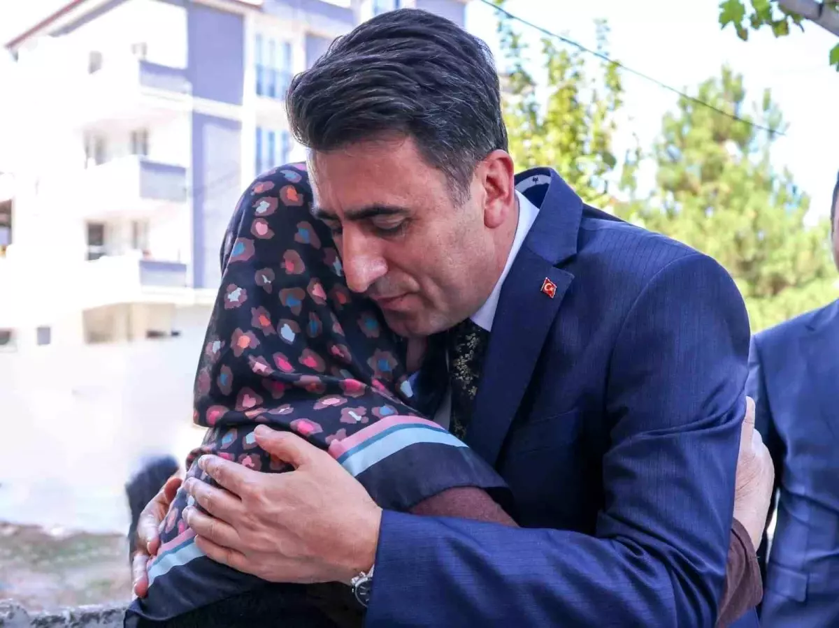 Vali şehit ailelerini yalnız bırakmadı