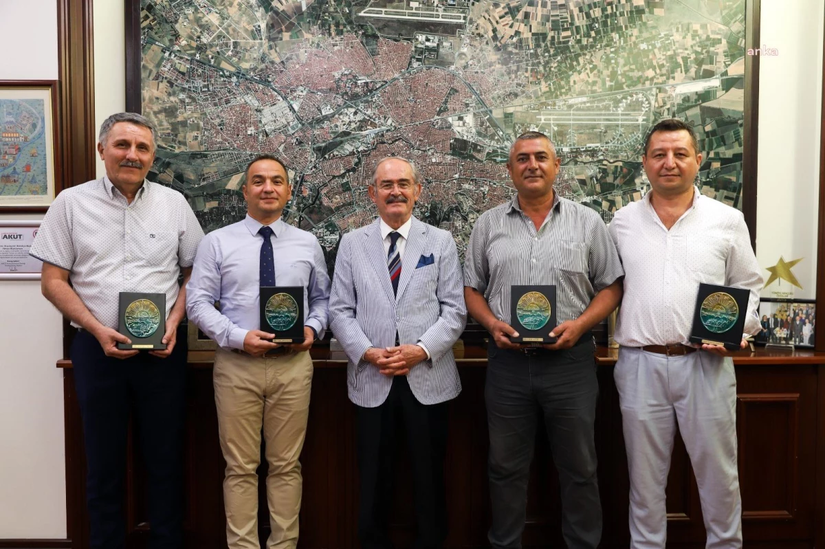 Eskişehir Büyükşehir Belediye Başkanı Yılmaz Büyükerşen, Gaziler Günü\'nde seramik İstiklal Madalyası takdim etti