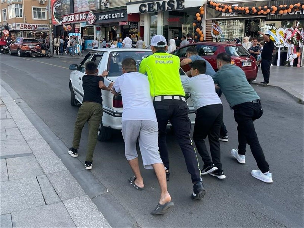 Çorlu\'da trafik polisi arıza yapan otomobili vatandaşlarla iterek yol kenarına aldı