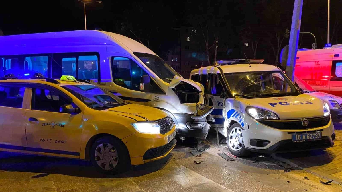 Bursa\'da 3 aracın karıştığı kazada 3\'ü polis 6 kişi yaralandı