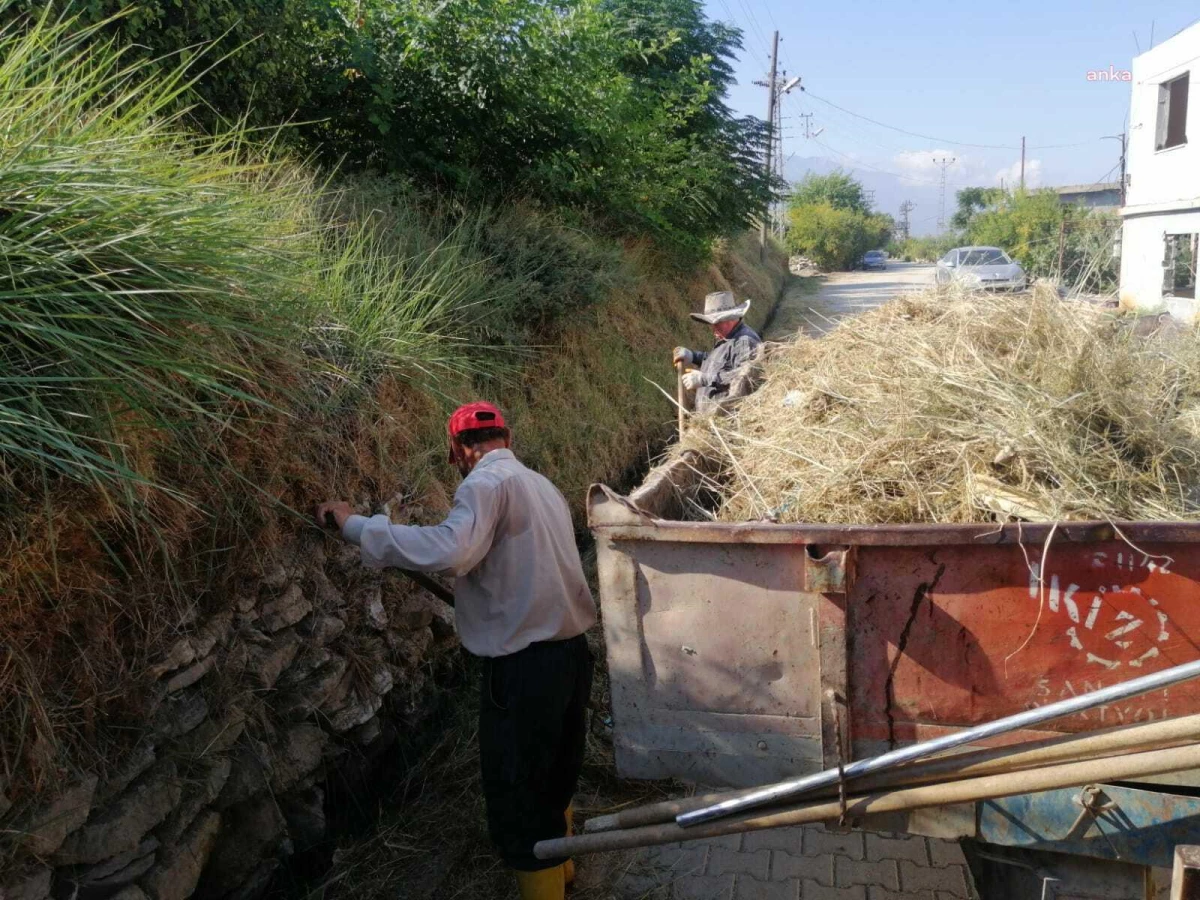 Arsuz\'da Deprem Sonrası Temizlik Çalışmaları Hız Kesmeden Devam Ediyor