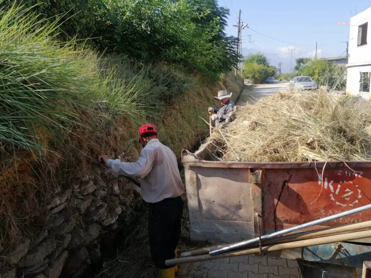 Arsuz\'da Deprem Sonrası Temizlik Çalışmaları Hız Kesmeden Devam Ediyor