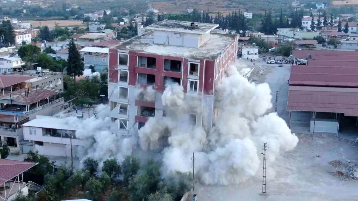 Aylardır korku içerisinde yaşıyordu, 7 katlı binanın yerle bir olmasıyla rahat nefes aldı