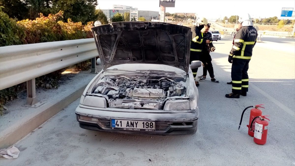 Bilecik\'te seyir halindeki otomobil motorunda çıkan yangın kısa sürede söndürüldü