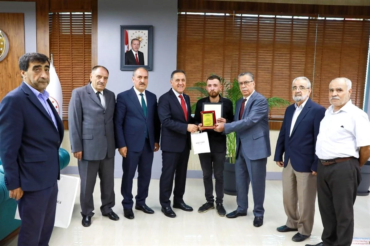Bingöl Valisi Ahmet Hamdi Usta, Yılın Ahisine Cübbesini Giydirdi