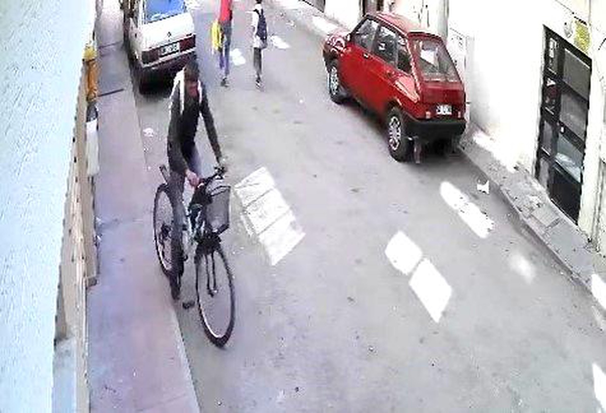 Eskişehir\'de Bisiklet Hırsızı Güvenlik Kameralarına Yakalandı