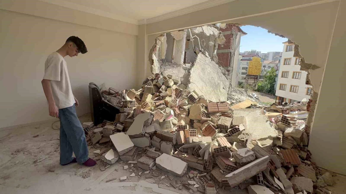 Elazığ\'da bir bina yıkılırken bitişiğindeki binalara zarar verdi