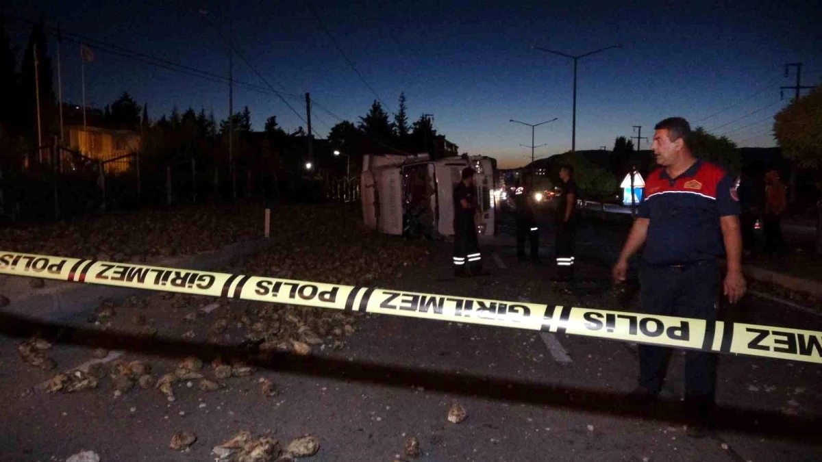 Burdur\'da Pancar Yüklü Tır Kaza Yaptı: 1 Kişi Ağır Yaralandı