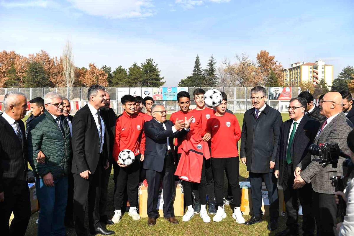 Kayseri Büyükşehir Belediyesi Amatör Spor Kulüplerine Malzeme Desteği Sağlayacak