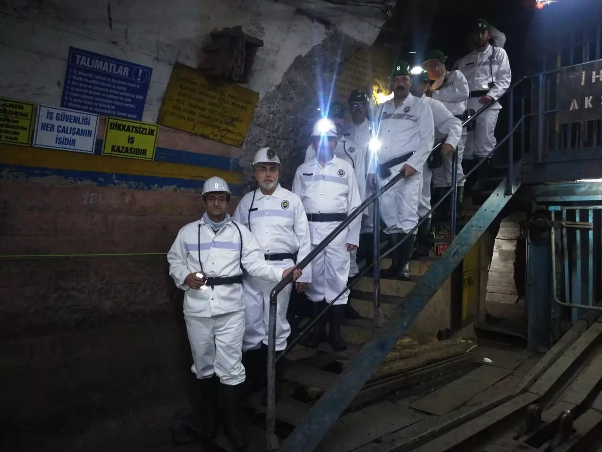 Çalışma ve Sosyal Güvenlik Bakanı Vedat Işıkhan, Zonguldak\'ta Maden İşçileriyle Birlikte Yemek Yedi