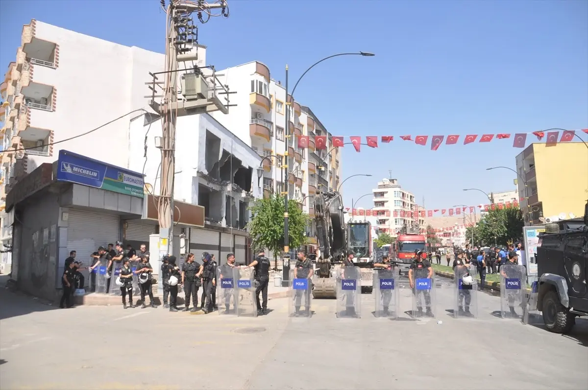 Cizre\'de yıkım sırasında mülk sahibi ile belediye görevlileri arasında gerginlik