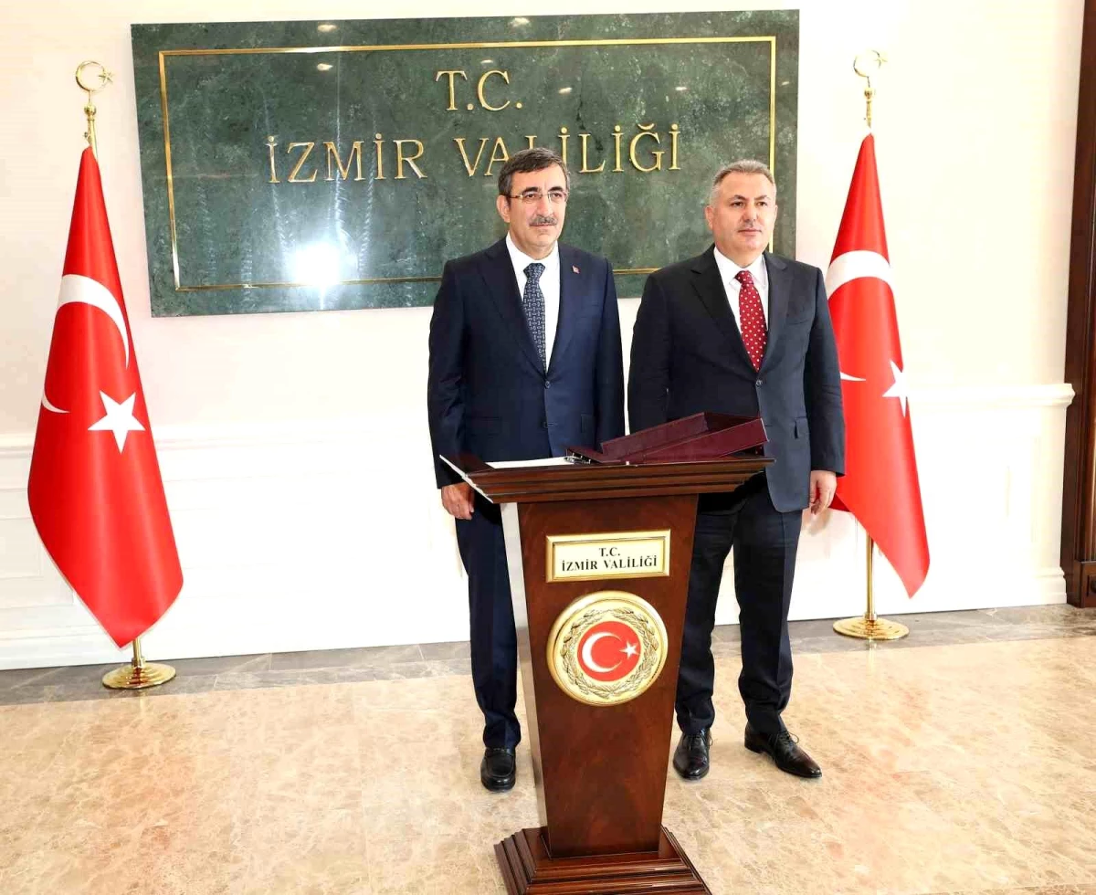 Cumhurbaşkanı Yardımcısı Cevdet Yılmaz İzmir Valiliği ve AK Parti İl Başkanlığını ziyaret etti