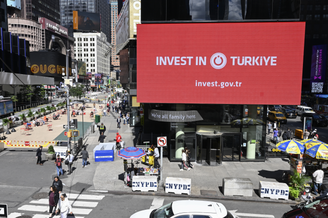Cumhurbaşkanlığı Yatırım Ofisi, Times Meydanı'ndaki dijital panolarda Türkiye'yi tanıttı