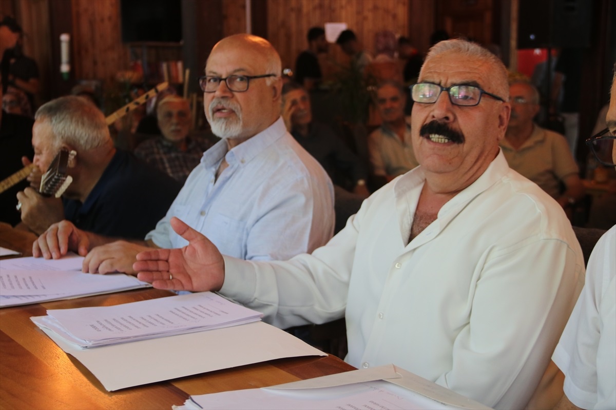 Diyarbakır\'da İkinci Bahar Kıraathanesinde Koca Çınarlar Korosu Diyarbakır türkülerini seslendirdi