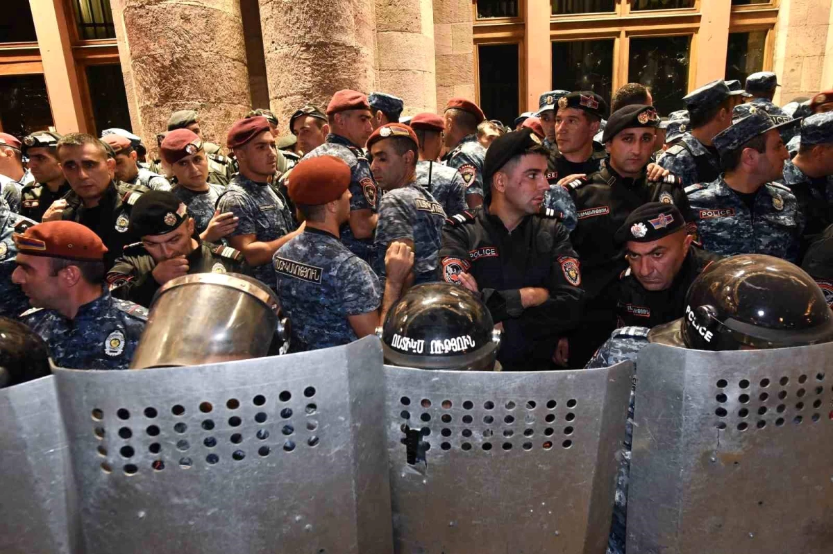 Ermenistan Başbakanı Nikol Paşinyan\'ın istifası için gösterilerde arbede çıktı