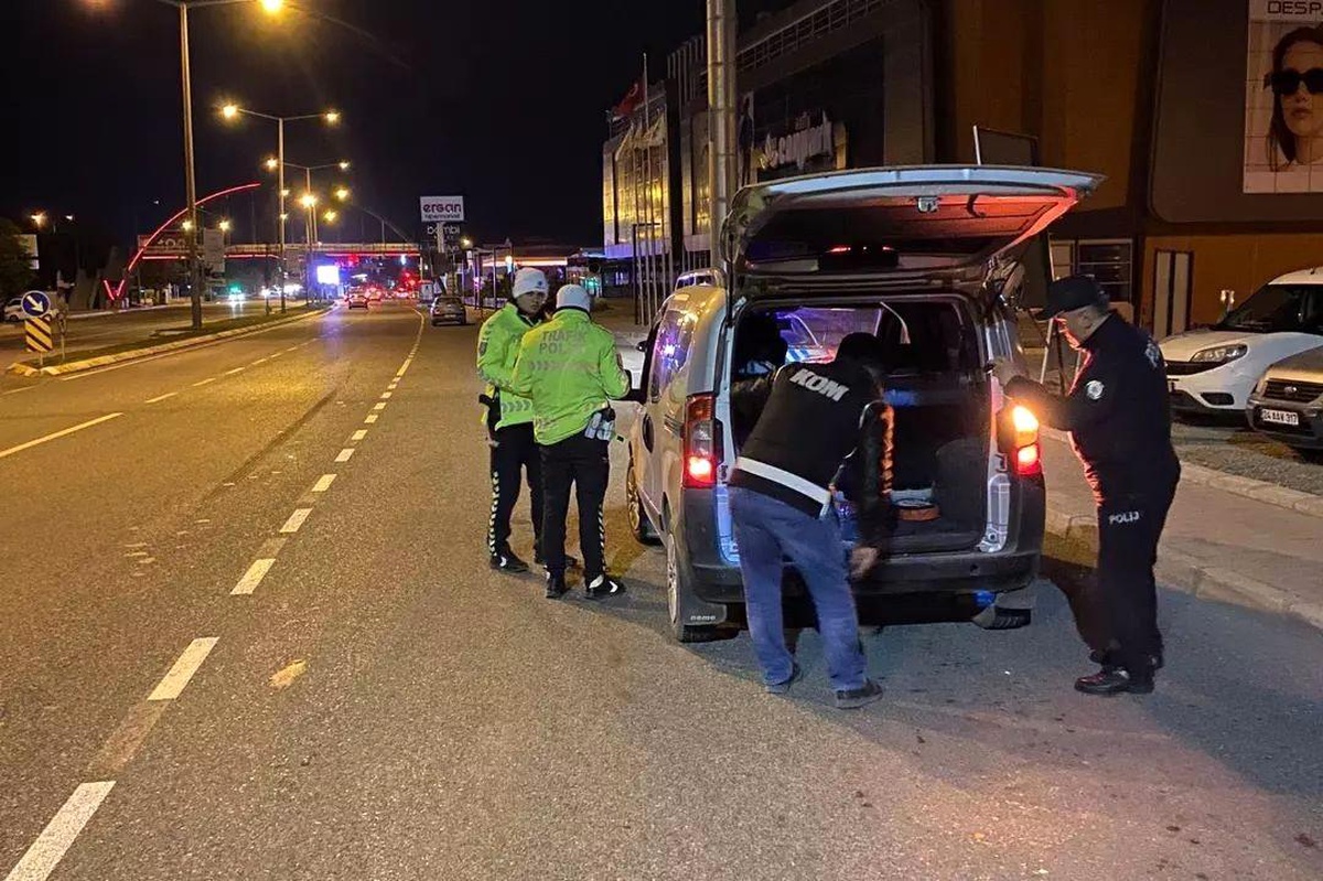 Erzincan\'da 16 Kişi Yakalandı, 2 El Bombası Ele Geçirildi