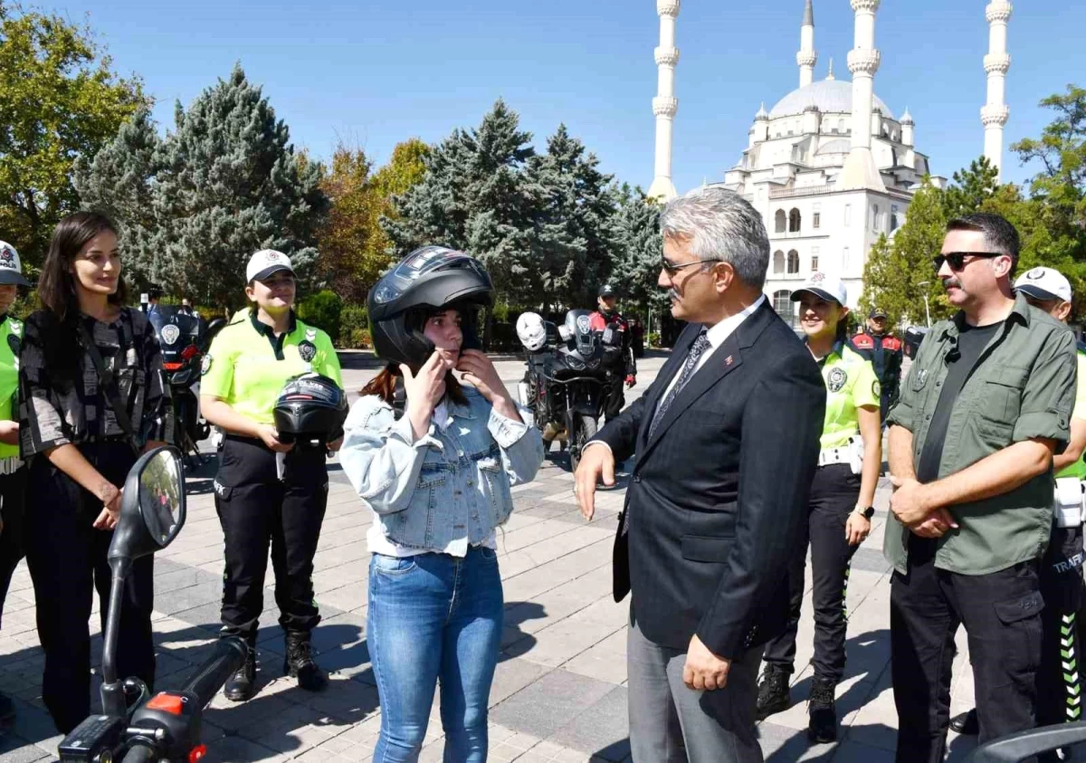 Kırıkkale\'de Motosiklet Sürücülerine Kask ve Yelek Hediye Edildi