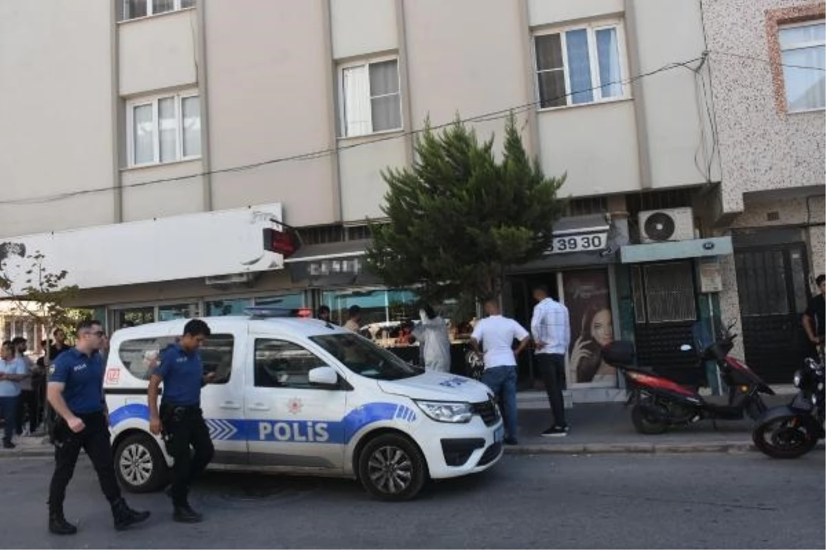İzmir\'de Kuyumcu Soygunu: Maskeli Şüpheli Yarım Kilo Altınla Kaçtı