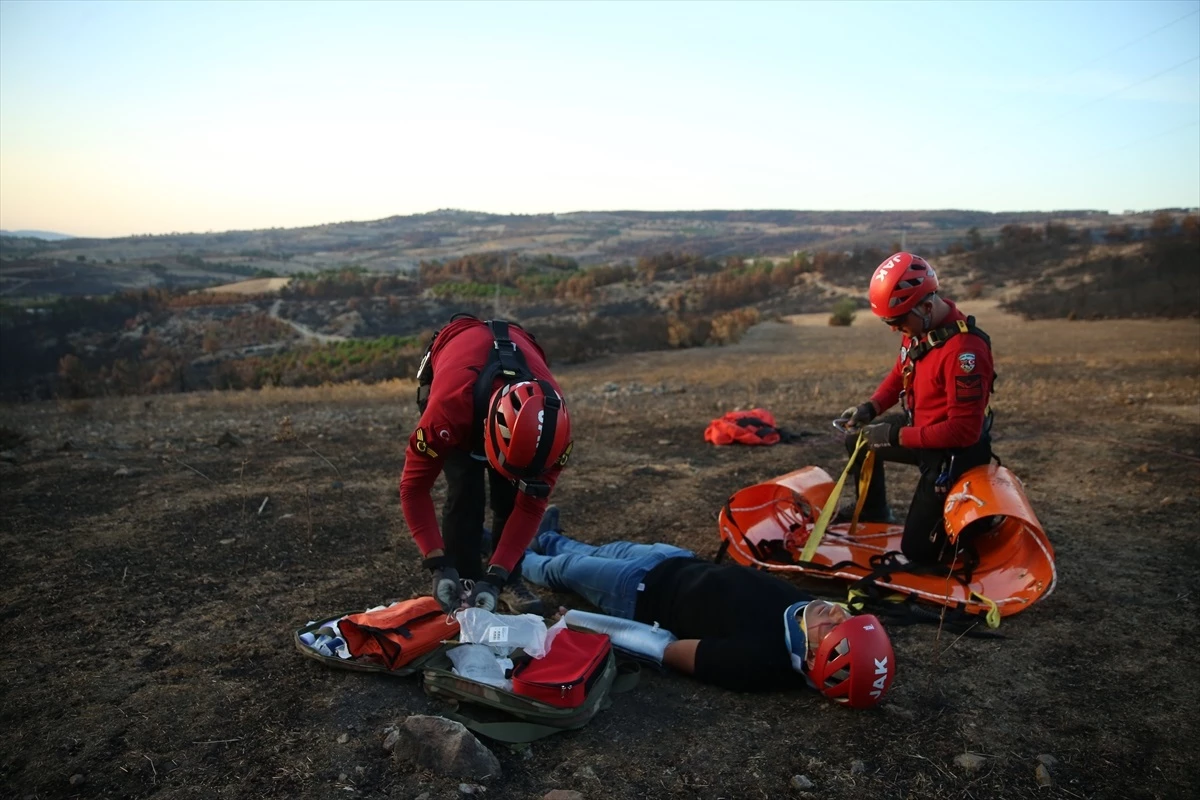 Çanakkale\'de JAK Timi, Tatbikatta Yaralıyı Helikopterle Şehir Merkezine Ulaştırdı