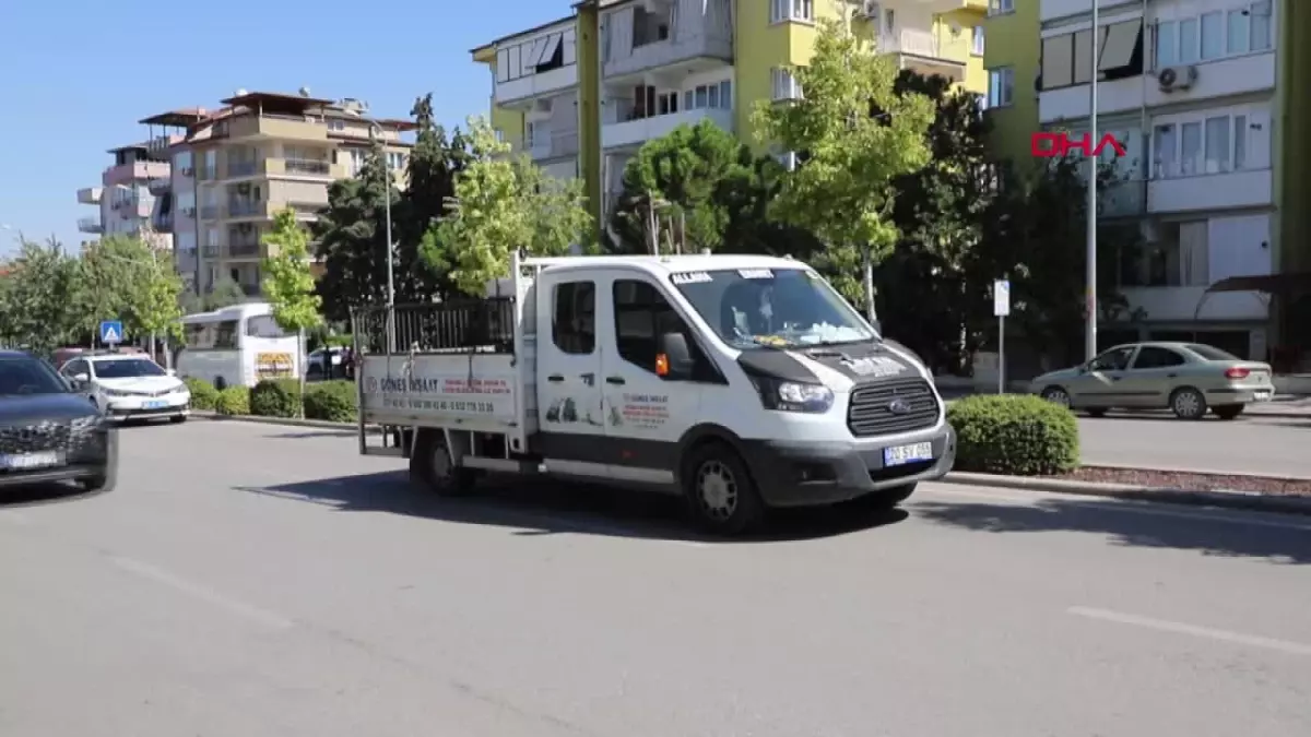 Kamyonetin \'Yaya Geçidi\'nde Çarptığı Kadın Öldü, Engelli 2 Kızı ile Görümcesi Yaralandı