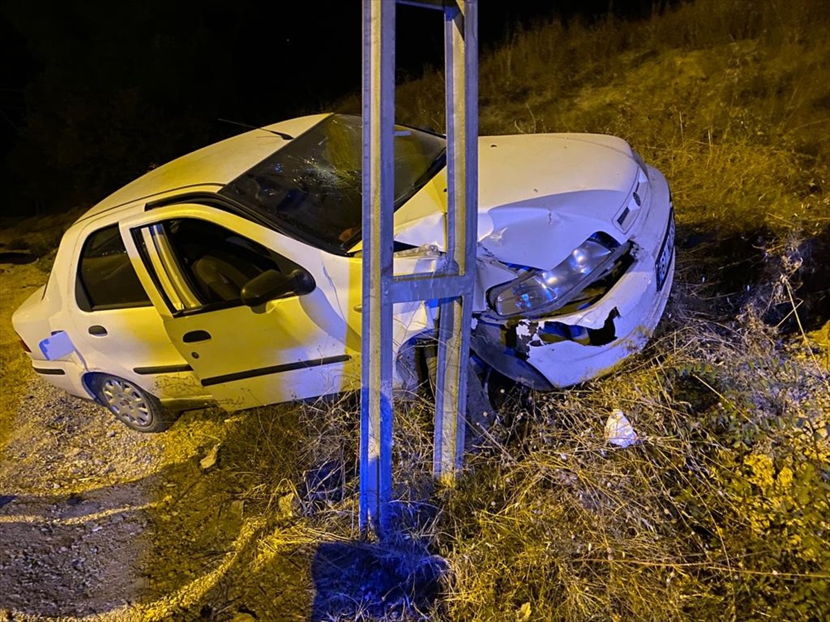 Karabük\'te otomobilin aydınlatma direğine çarpması sonucu 1\'i çocuk, 2 kişi yaralandı