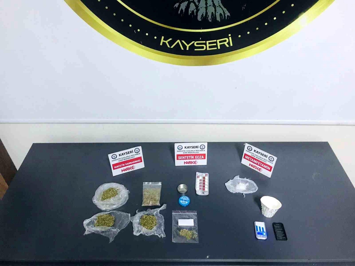 Kayseri\'de 5 Bin Adet Sentetik Hap Ele Geçirildi, 9 Şahıs Gözaltına Alındı