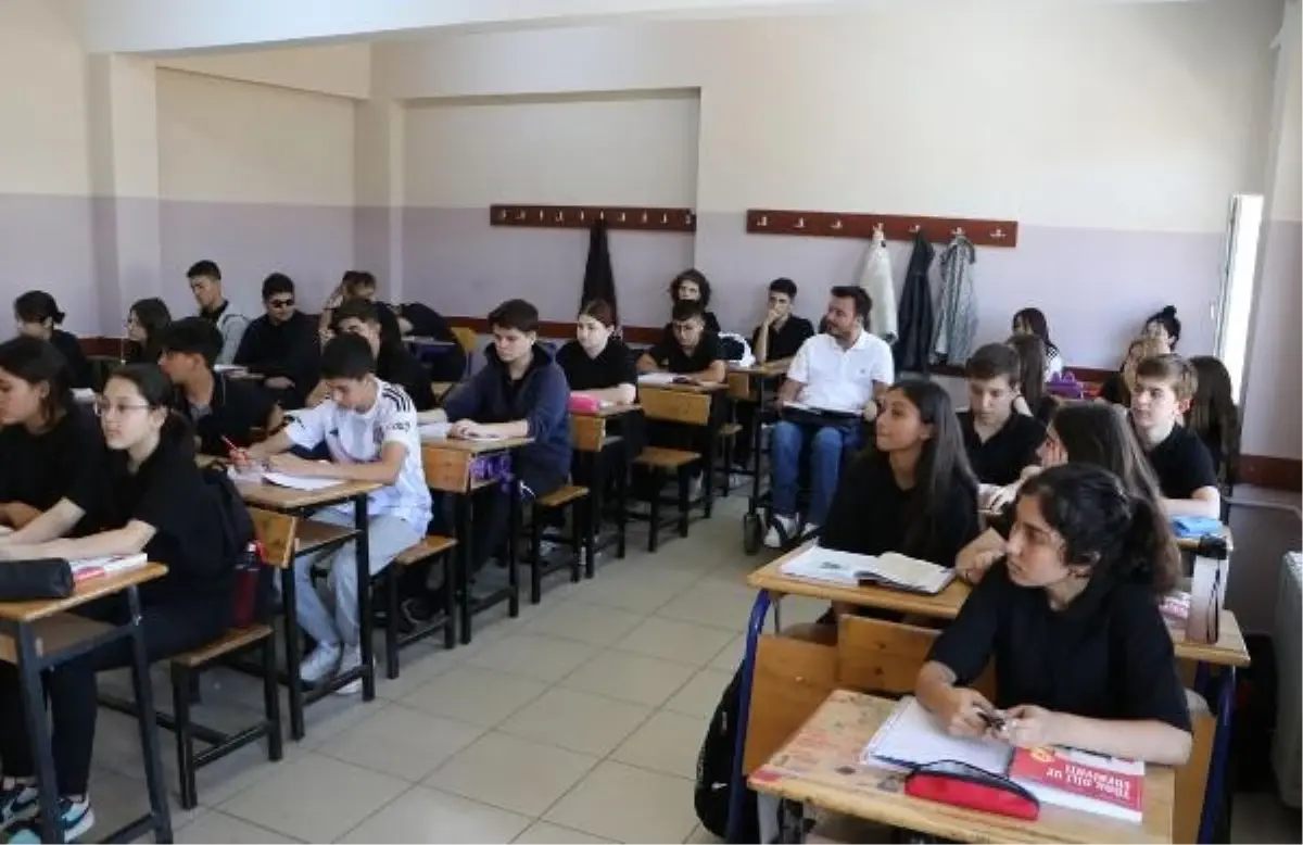 Engelli Öğretmen, Zorlu Süreçlerin Ardından Okuluna Geri Döndü