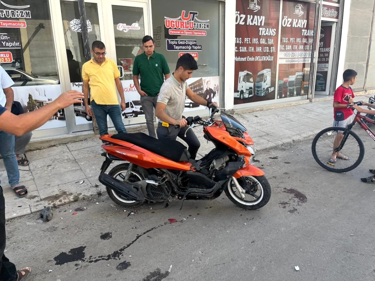 Kilis\'te Motosiklet Kazası: 3 Kişi Yaralandı