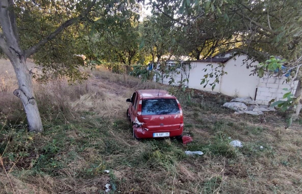Karabük\'te Kontrolden Çıkan Otomobilin Tarlaya Girdiği Kazada 2 Kişi Yaralandı