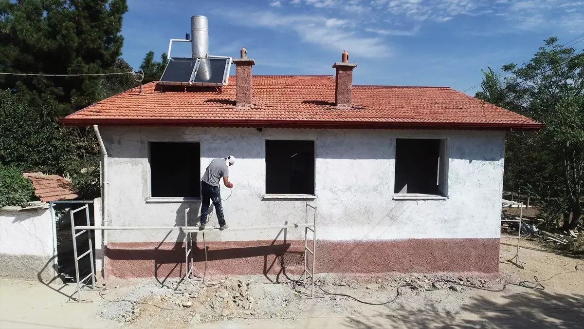 Konya Meram Belediyesi, yangında evi yanan yaşlı kadına yardım eli uzattı