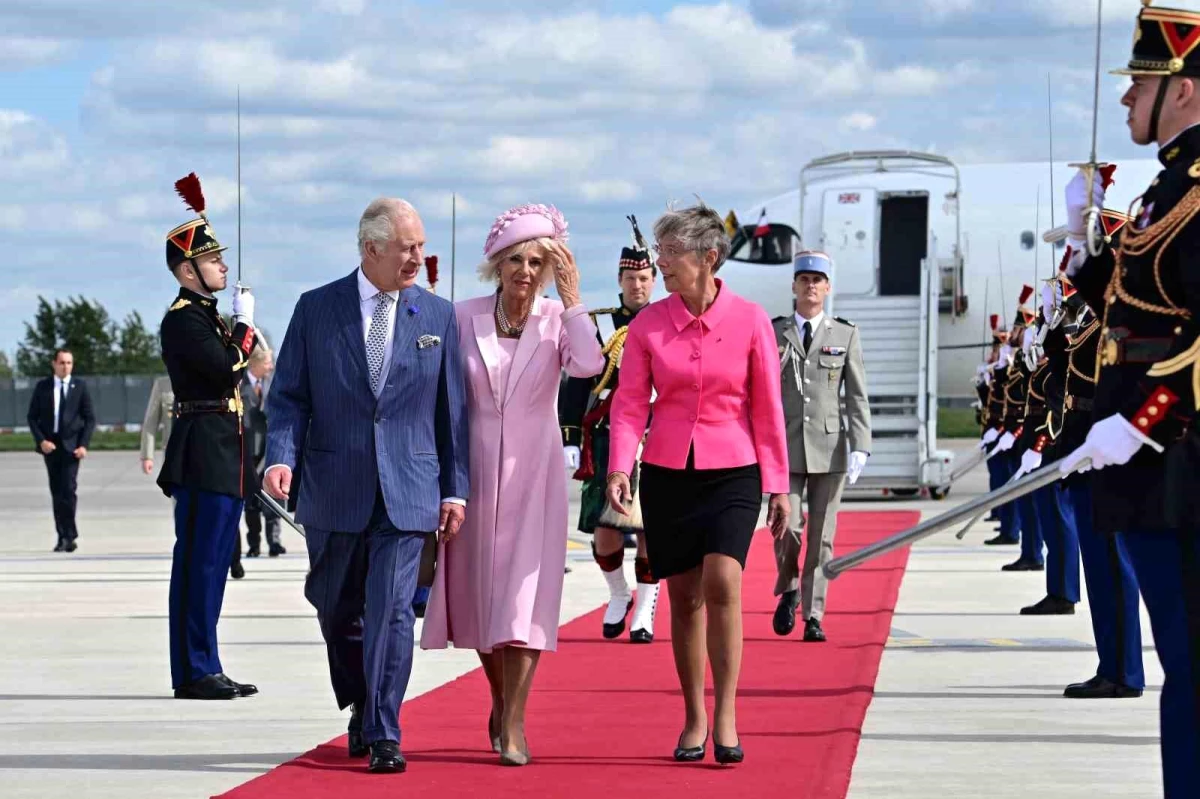 İngiltere Kralı III. Charles ve Kraliçe Camilla Fransa\'ya ziyaret için yola çıktı