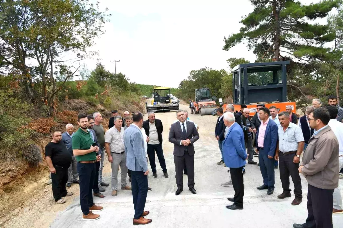 Lapseki\'de 8 Bin Metre Uzunluğunda Beton Yol Çalışmaları Devam Ediyor