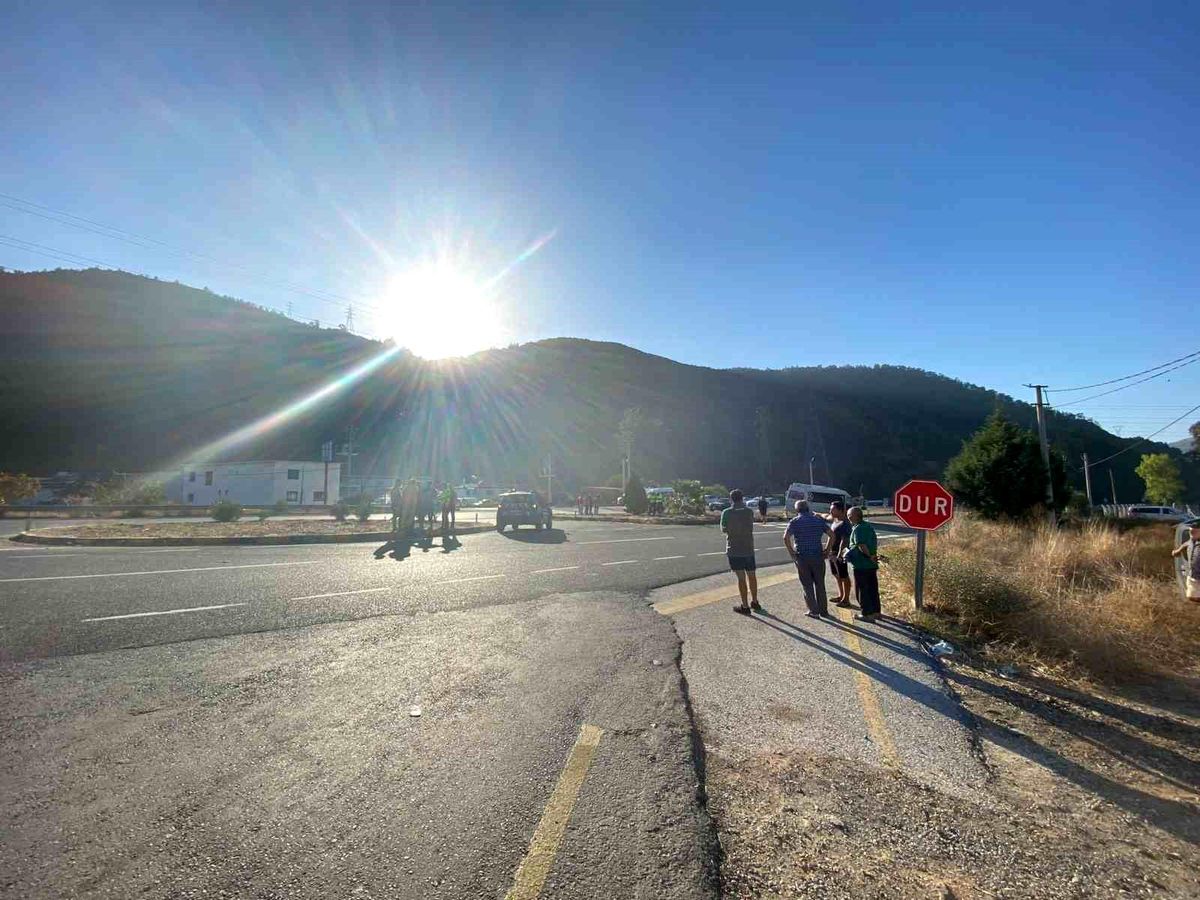 Marmaris\'te Ticari Araç ve Personel Servisi Çarpıştı: 1 Ölü, 7 Yaralı