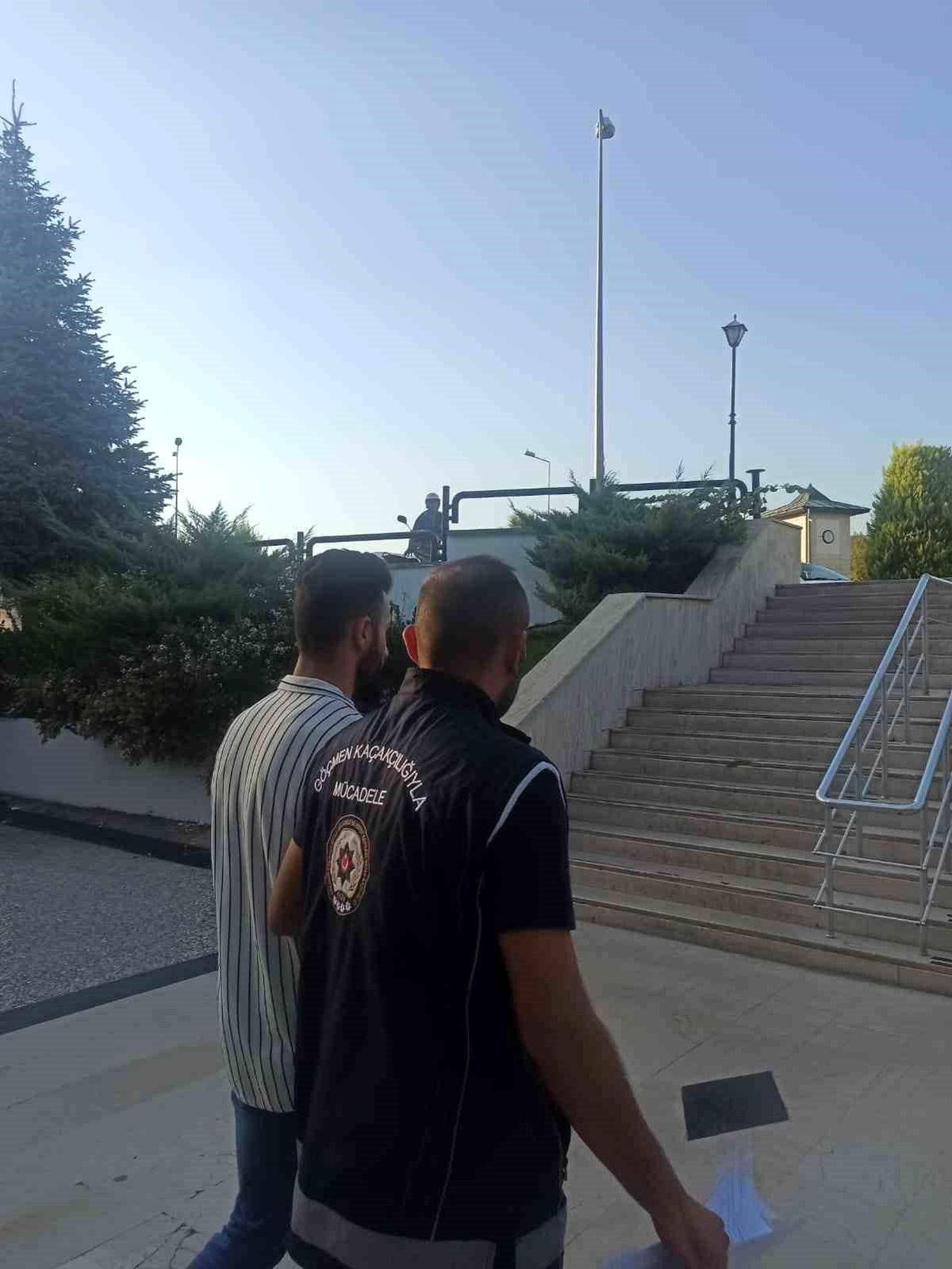 Muğla\'da Kamyonette Yakalanan 5 Düzensiz Göçmen ve 1 Organizatör