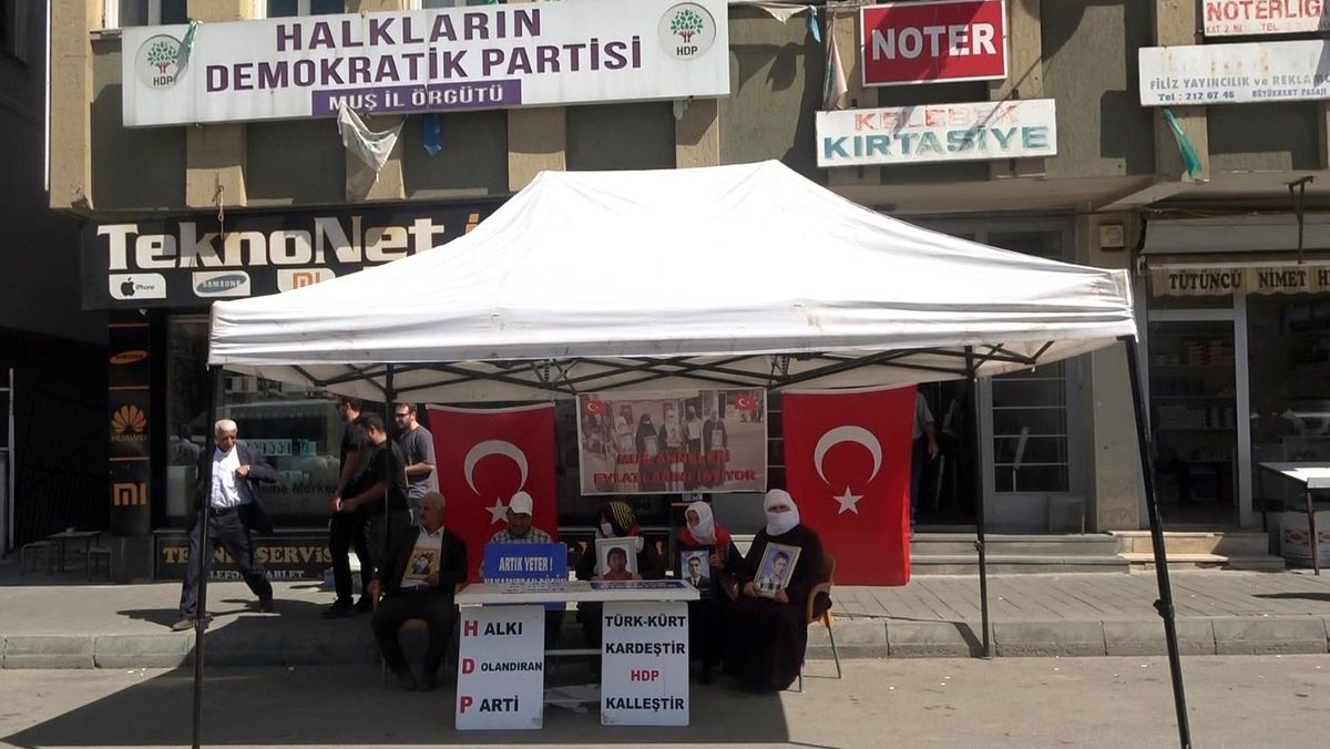 Muş\'ta Ailelerin HDP İl Başkanlığı Önündeki Oturma Eylemi Devam Ediyor
