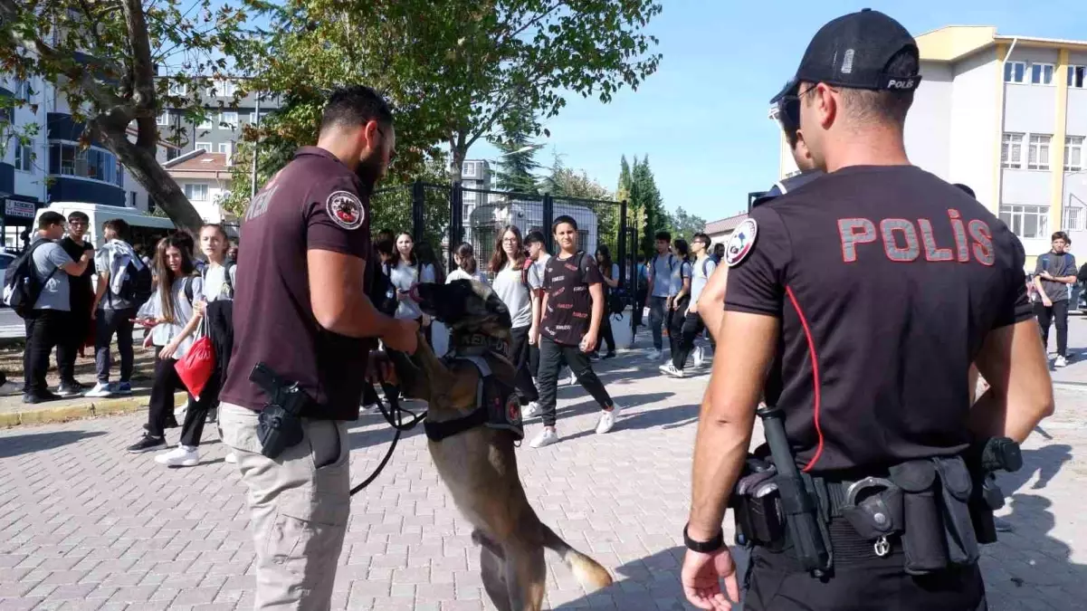 Edirne\'de Okul Çevrelerinde Narkotik Denetimi