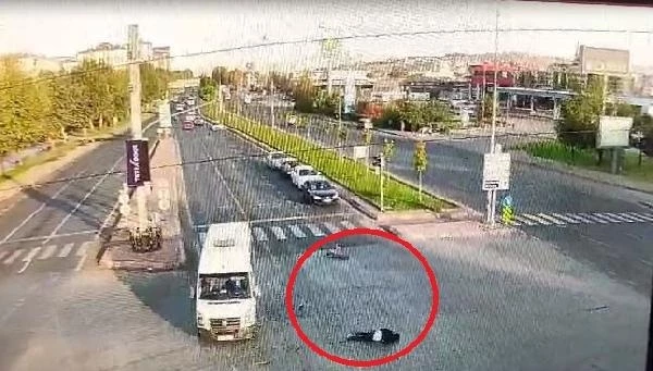 Elektrikli skuter ile kırmızı ışıkta geçen Suriyeli gence otomobil ve minibüs çarptı
