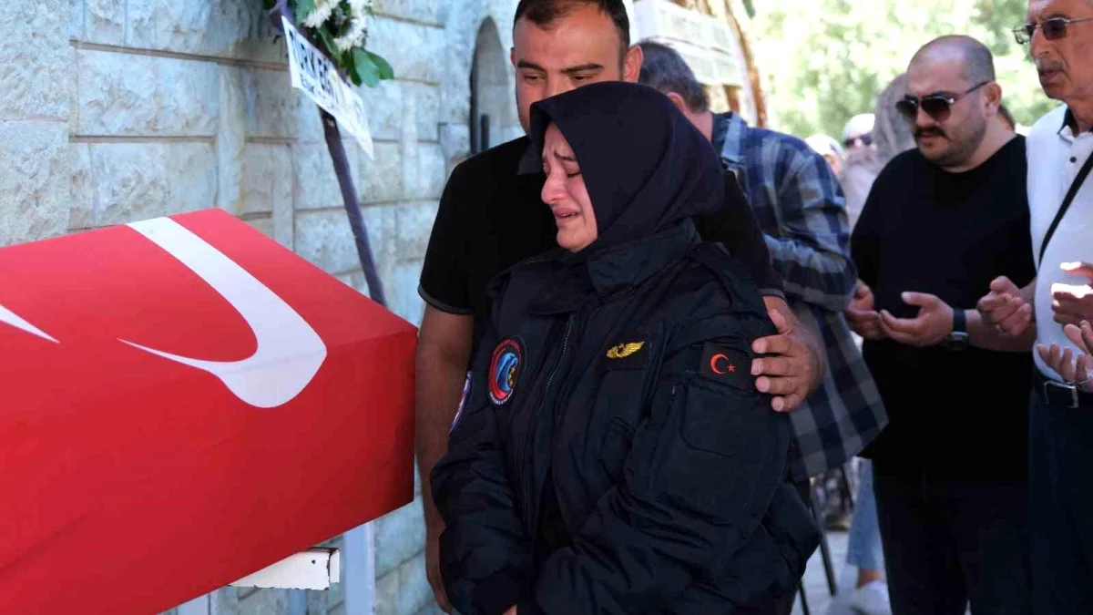 İzmir\'de hayatını kaybeden pilot Mehmet Akif Tutuk son yolculuğuna uğurlandı