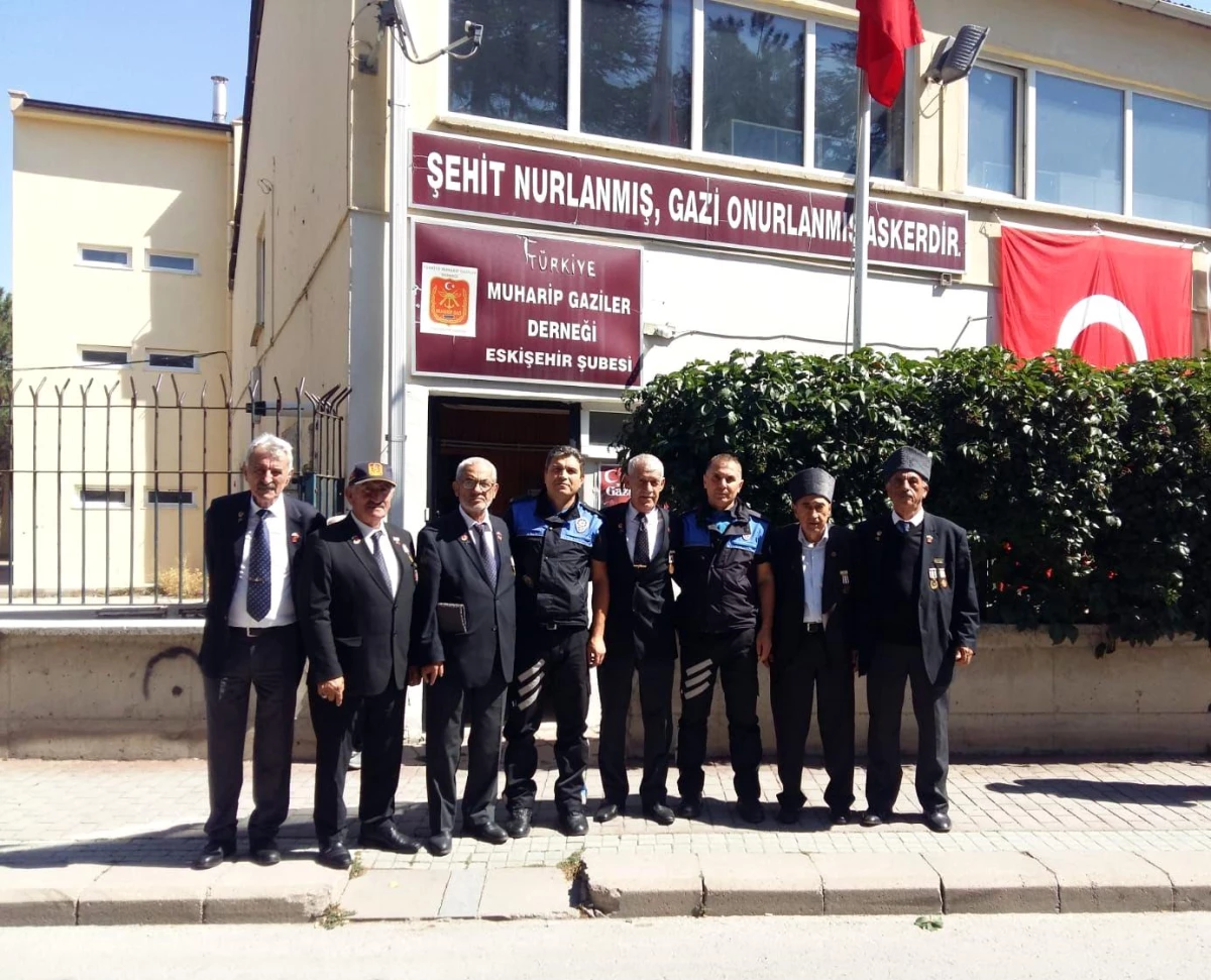 Eskişehir\'de Polisler Gaziler Günü\'nü Kutladı