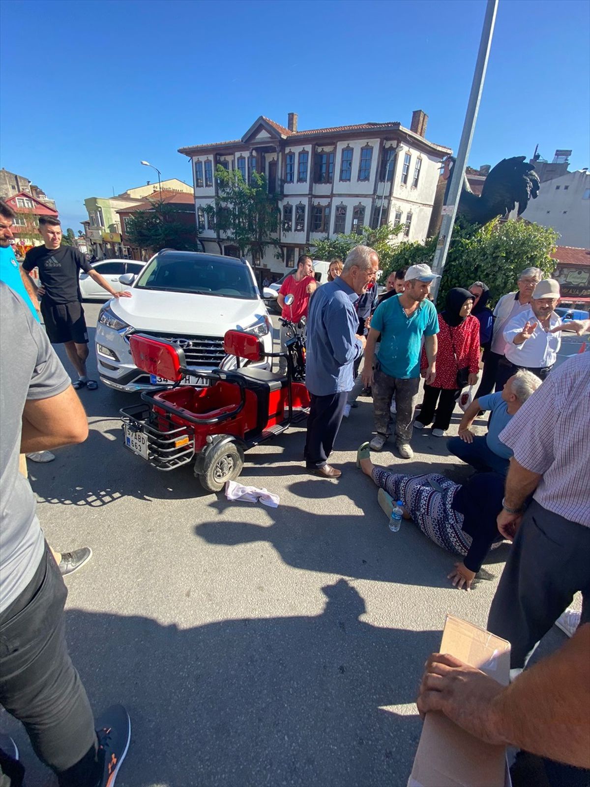 Gerze\'de Otomobil ile Üç Tekerlekli Motosiklet Çarpıştı: 1 Yaralı