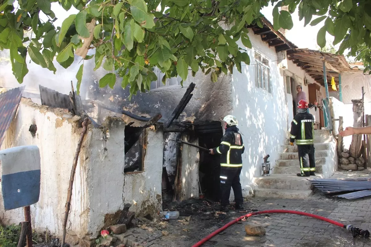 Amasya\'da odunluk yangını: Kullanılamaz hale geldi