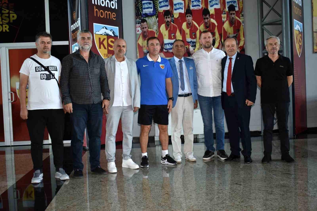 TSYD Kayseri Şubesi, Kayserispor Teknik Direktörü Recep Uçar\'ı ziyaret etti