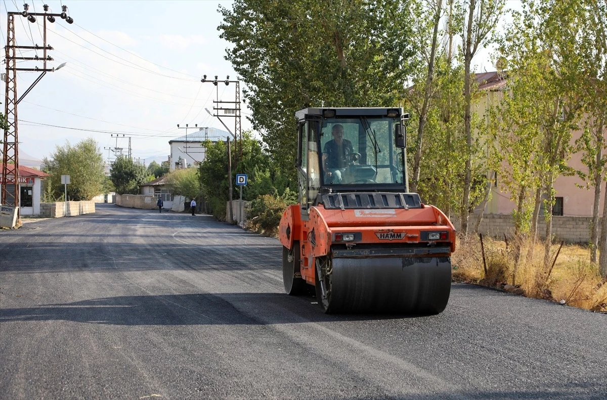 Van Büyükşehir Belediyesi Edremit ilçesinde asfaltlama çalışması yapıyor