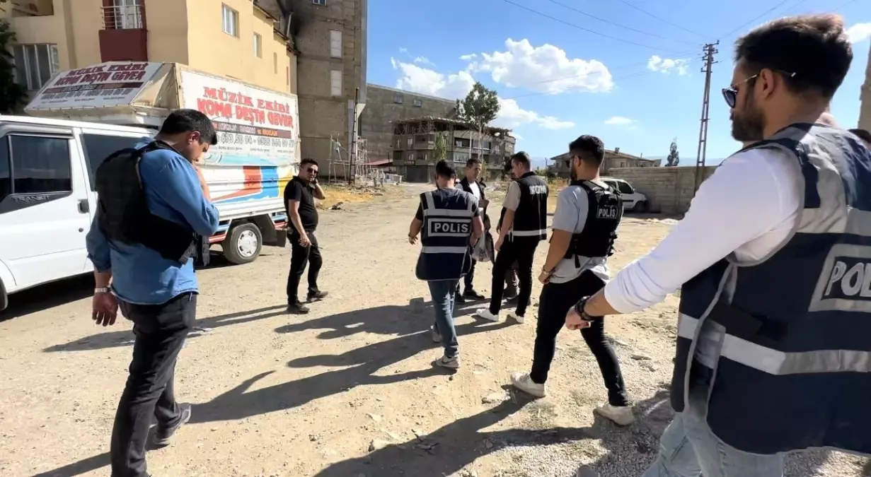 Hakkari\'de Operasyon: 1 Kişi Hapis Cezasıyla Birlikte 9 Kişi Gözaltına Alındı